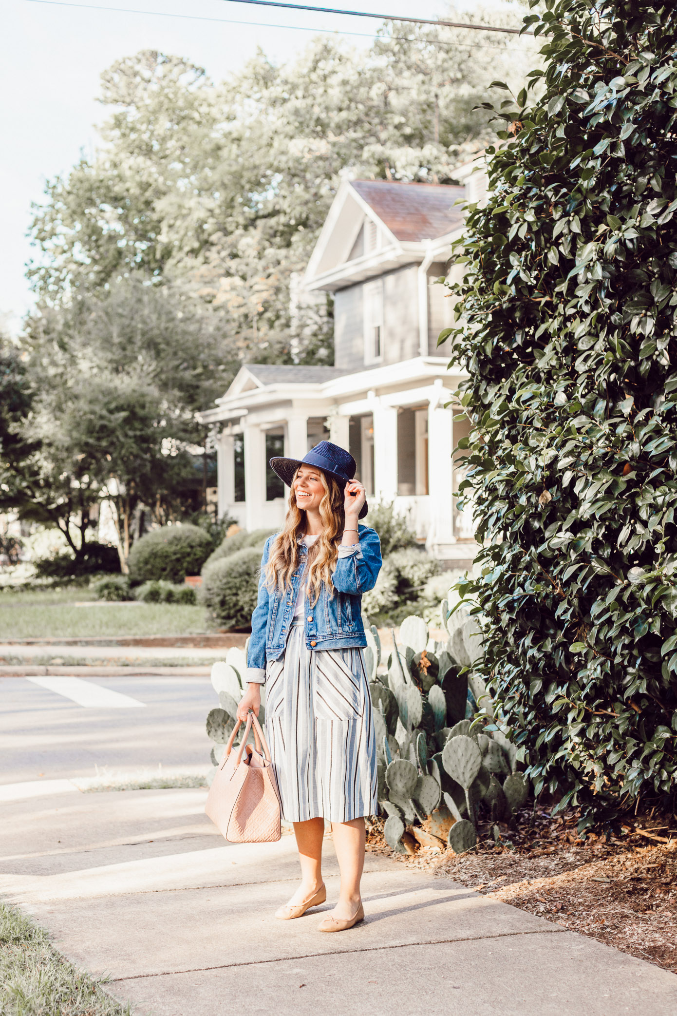 Casual Early Fall Outfit Idea | What to Wear When It's Fall But Doesn't Feel Like It on Louella Reese