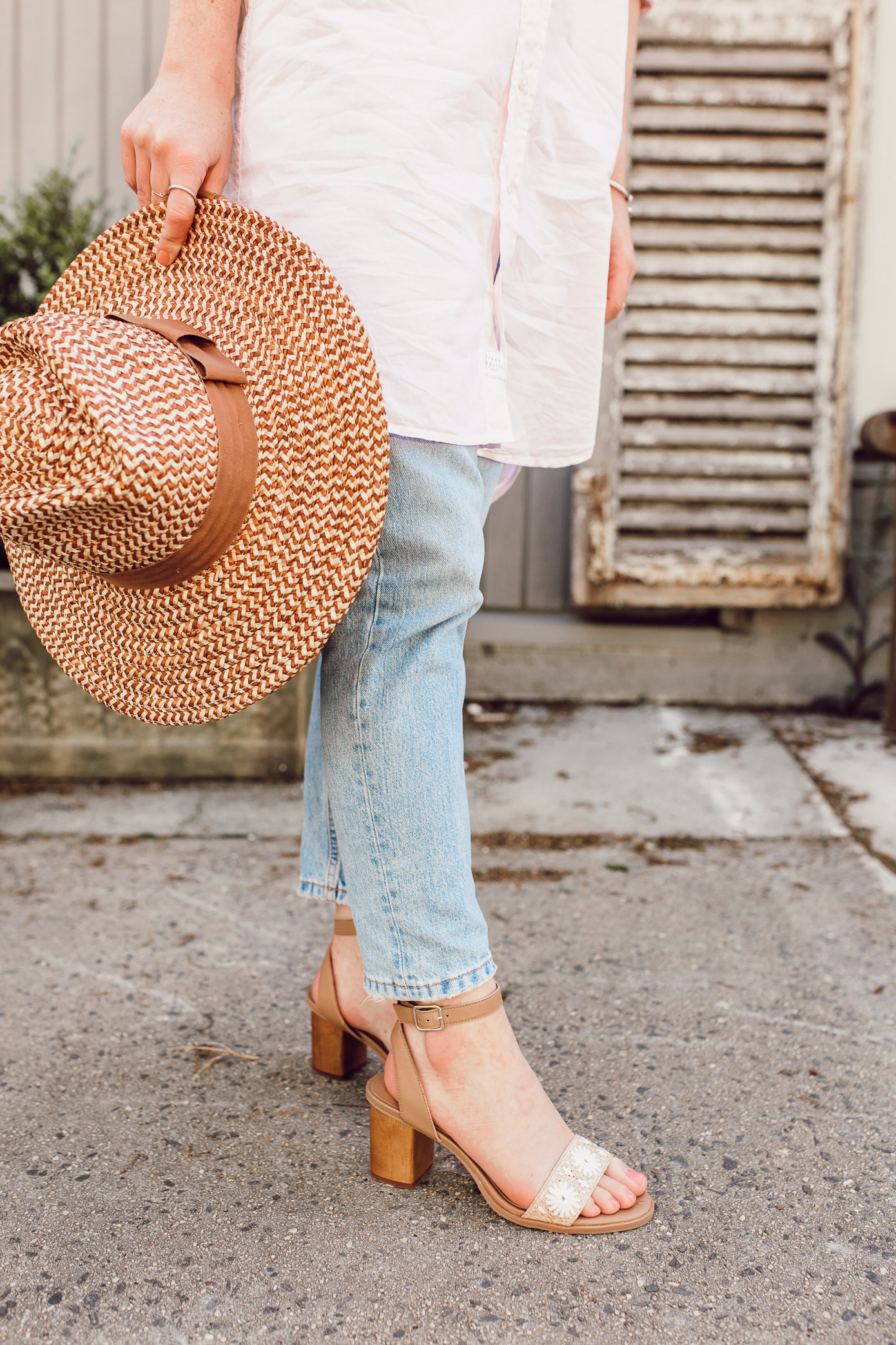 Laura Leigh of Louella Reese shows how to style an oversized button down shirt with boyfriend jeans for spring | ft. Frank & Eileen, Everlane, Jack Rogers, and J.McLaughlin | Louella Reese