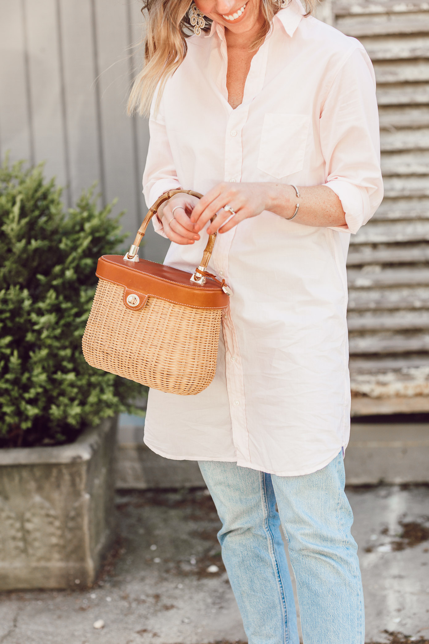Laura Leigh of Louella Reese shows how to style an oversized button down shirt for spring | ft. Frank & Eileen, Everlane, Jack Rogers, and J.McLaughlin | Louella Reese