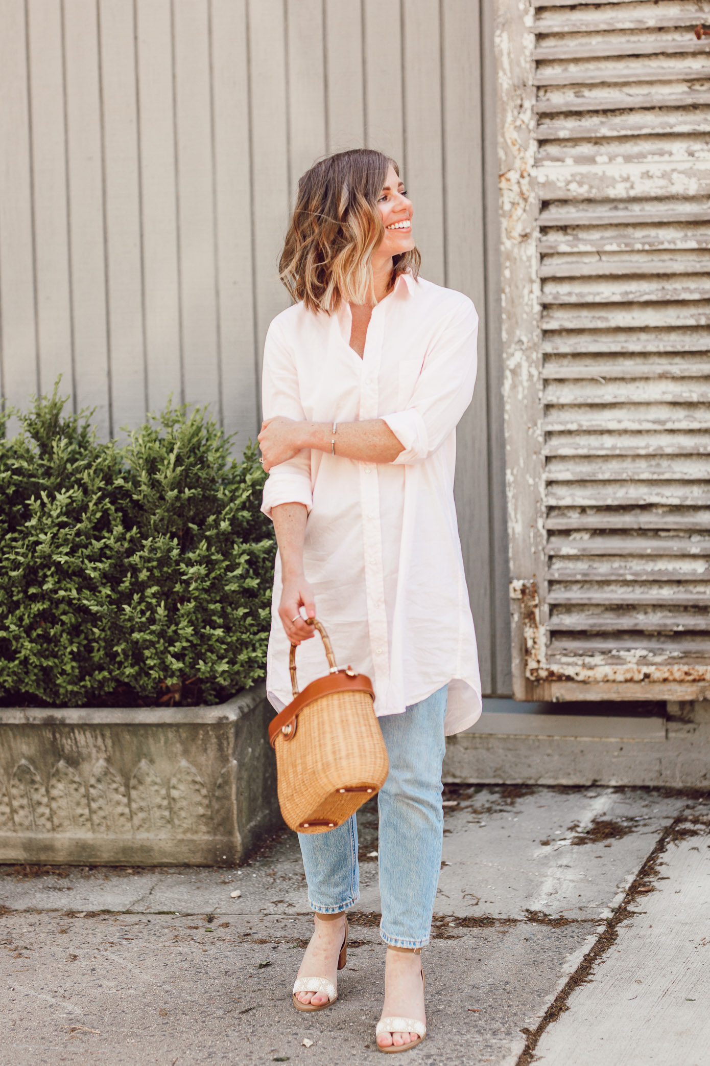 Laura Leigh of Louella Reese shows how to style an oversized button down shirt over jeans for spring | ft. Frank & Eileen, Everlane, Jack Rogers, and J.McLaughlin | Louella Reese