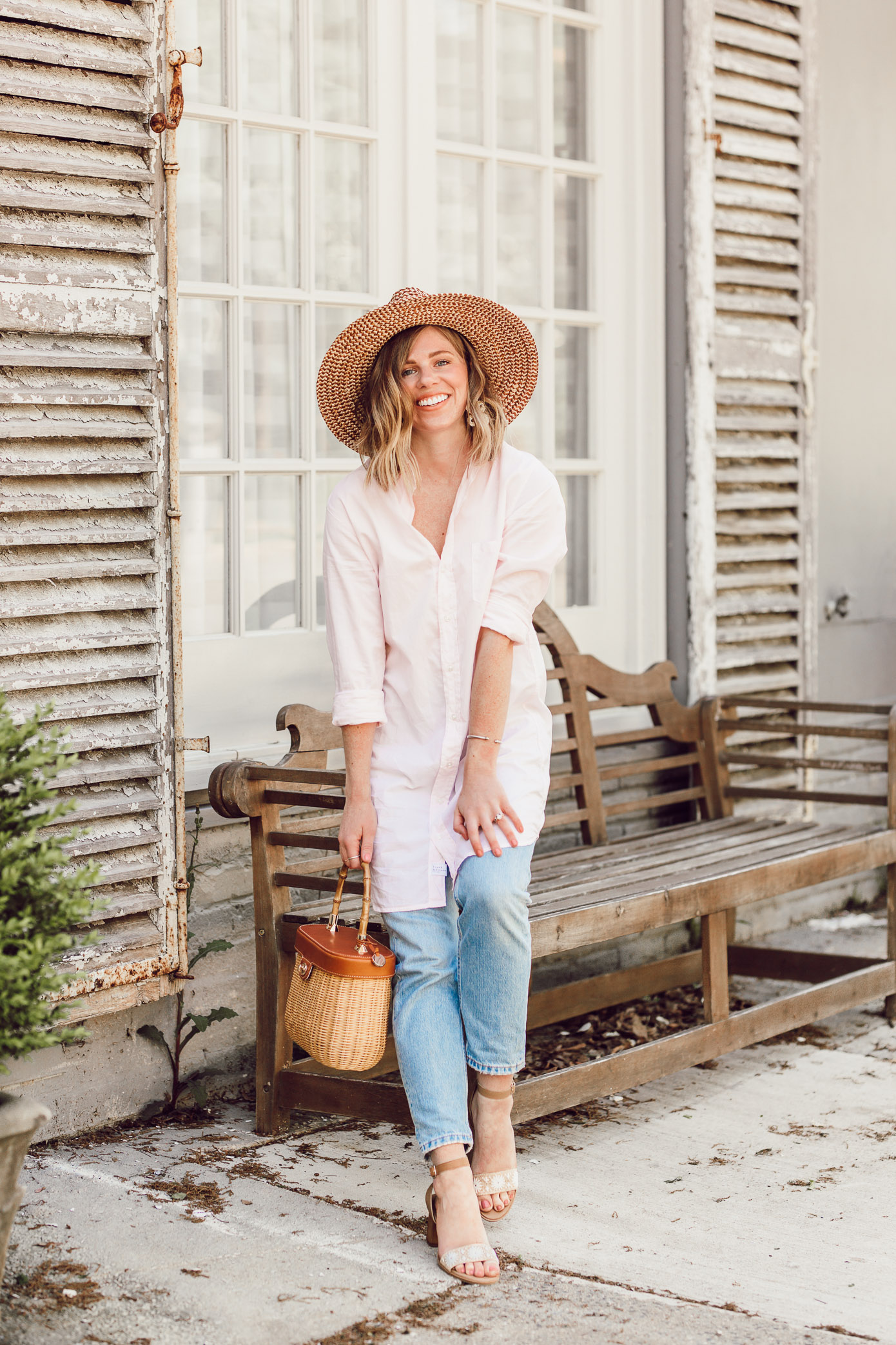 Laura Leigh of Louella Reese shows how to style an oversized button down shirt for spring | ft. Frank & Eileen, Everlane, Jack Rogers, and J.McLaughlin | Louella Reese