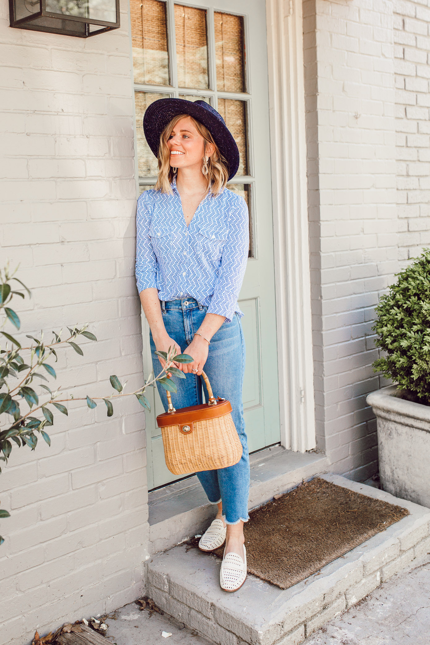 A casual blue and white outfit you need to try | Scalloped Hem Jeans | Louella Reese