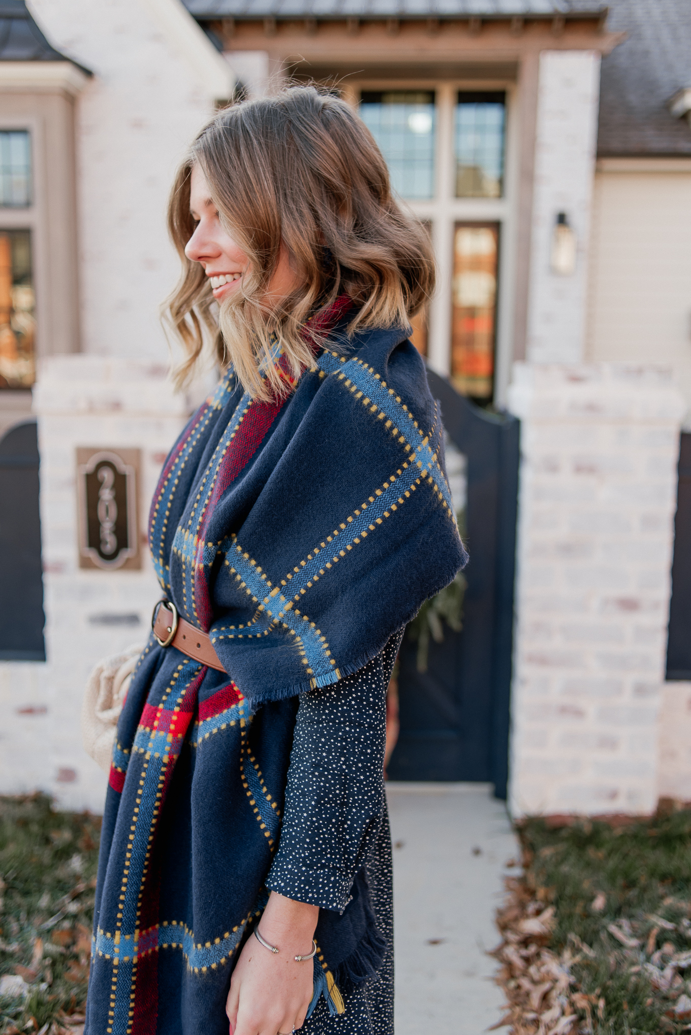 Laura Leigh of Louella Reese shares how to style a scarf as vest this winter season #styletip #scarfvest #winterstyle